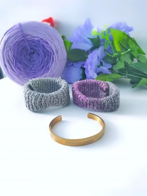 Free Wrist Bracelet crochet pattern, easy to make with your left over yarns. this easy pattern uses basic sts and in no time, you'd be done.