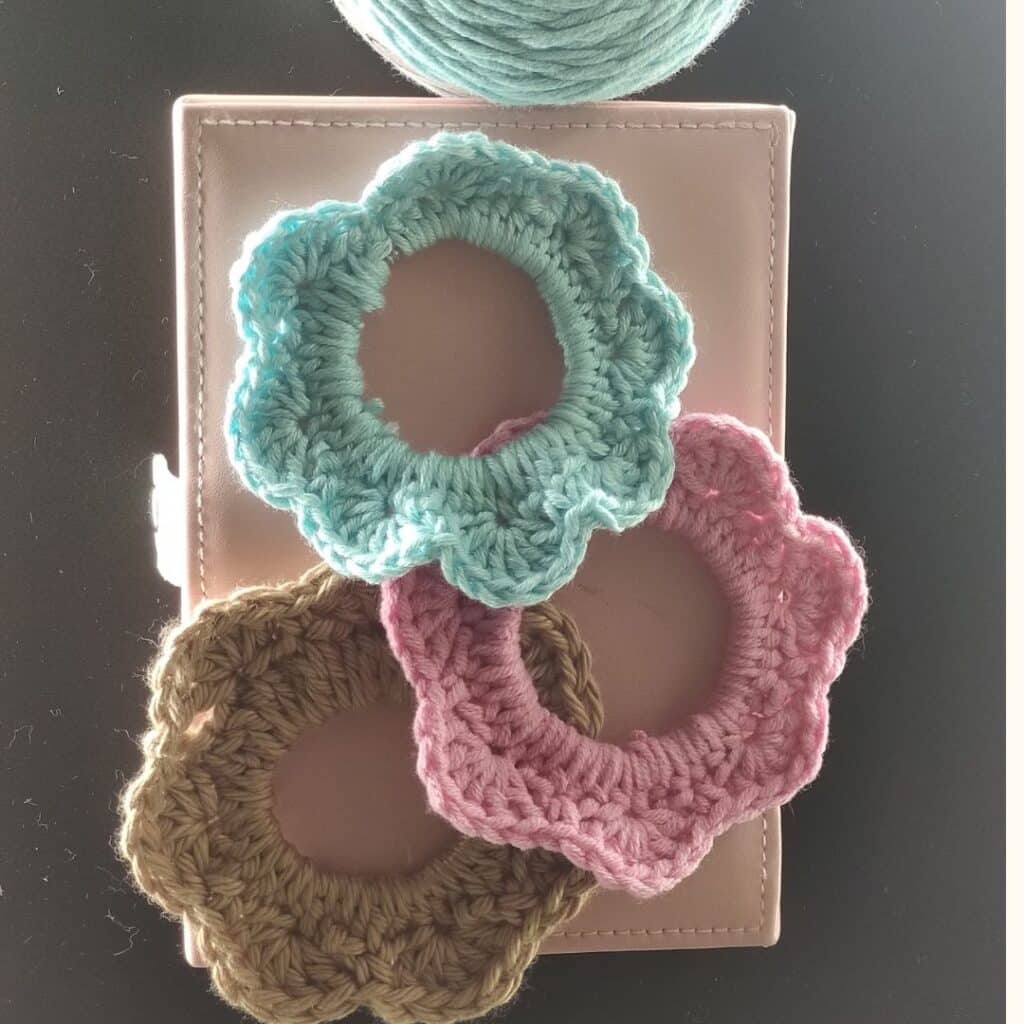 learn How to crochet hair scrunchie