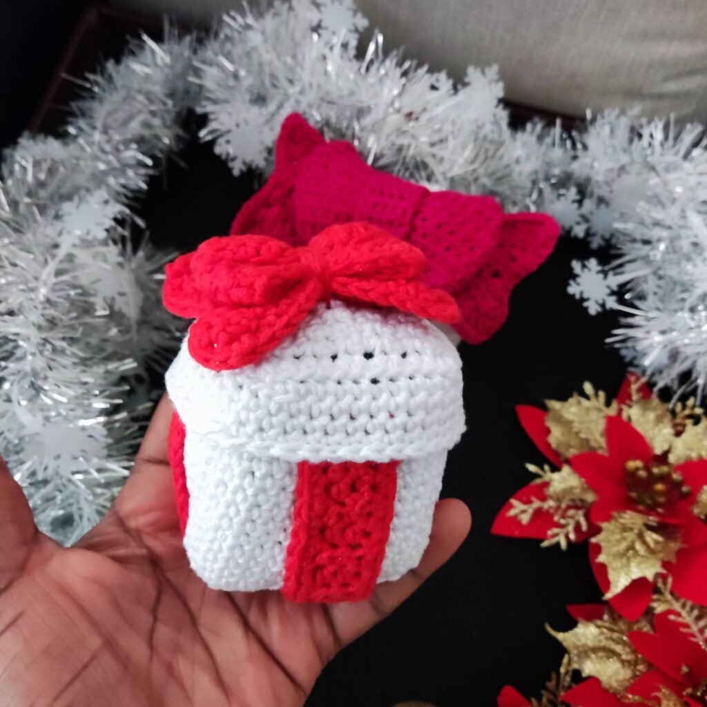 crochet Christmas present gift box