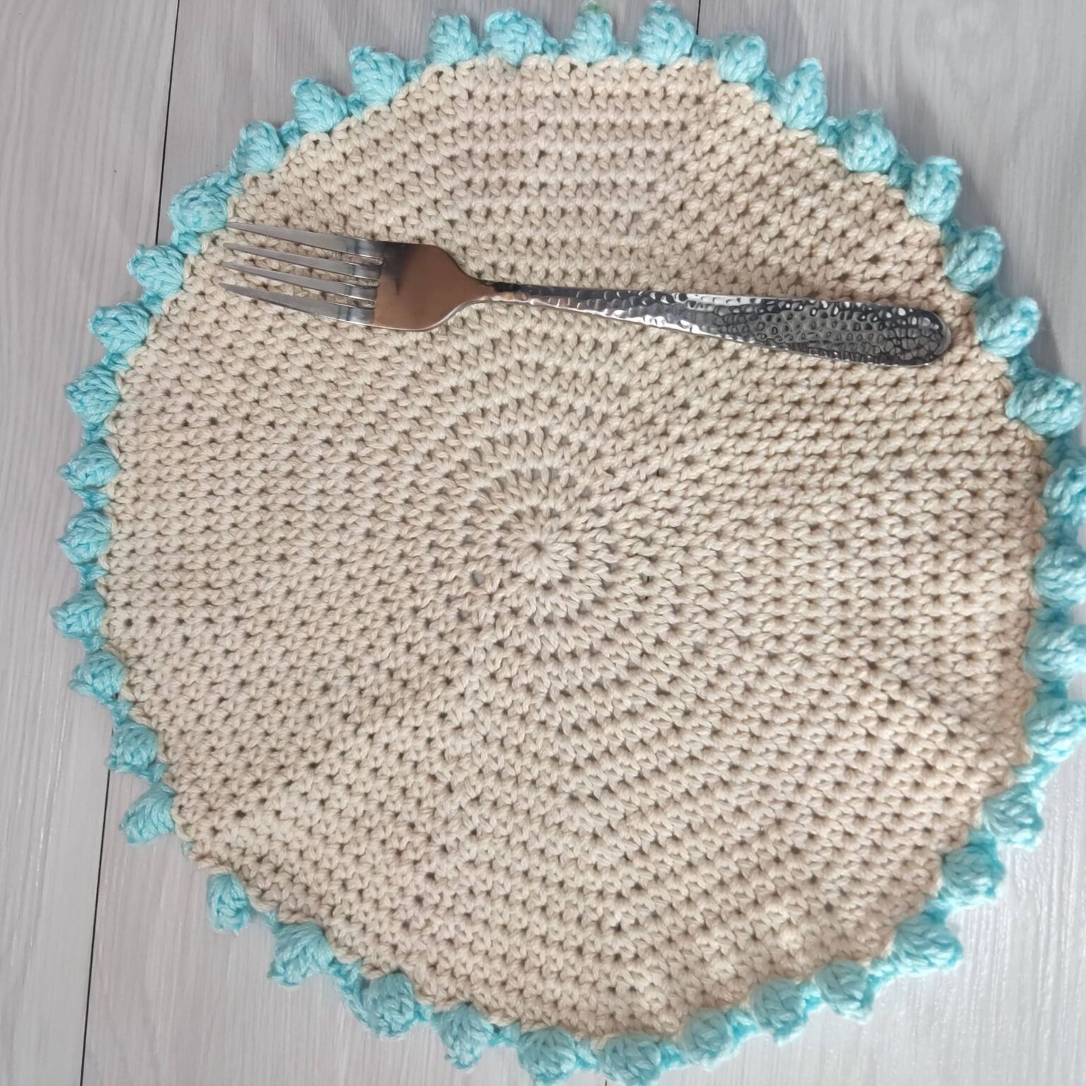 Easy round crochet placemat pattern - Fosbas Designs