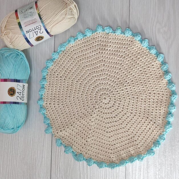 Easy round crochet placemat pattern - Fosbas Designs