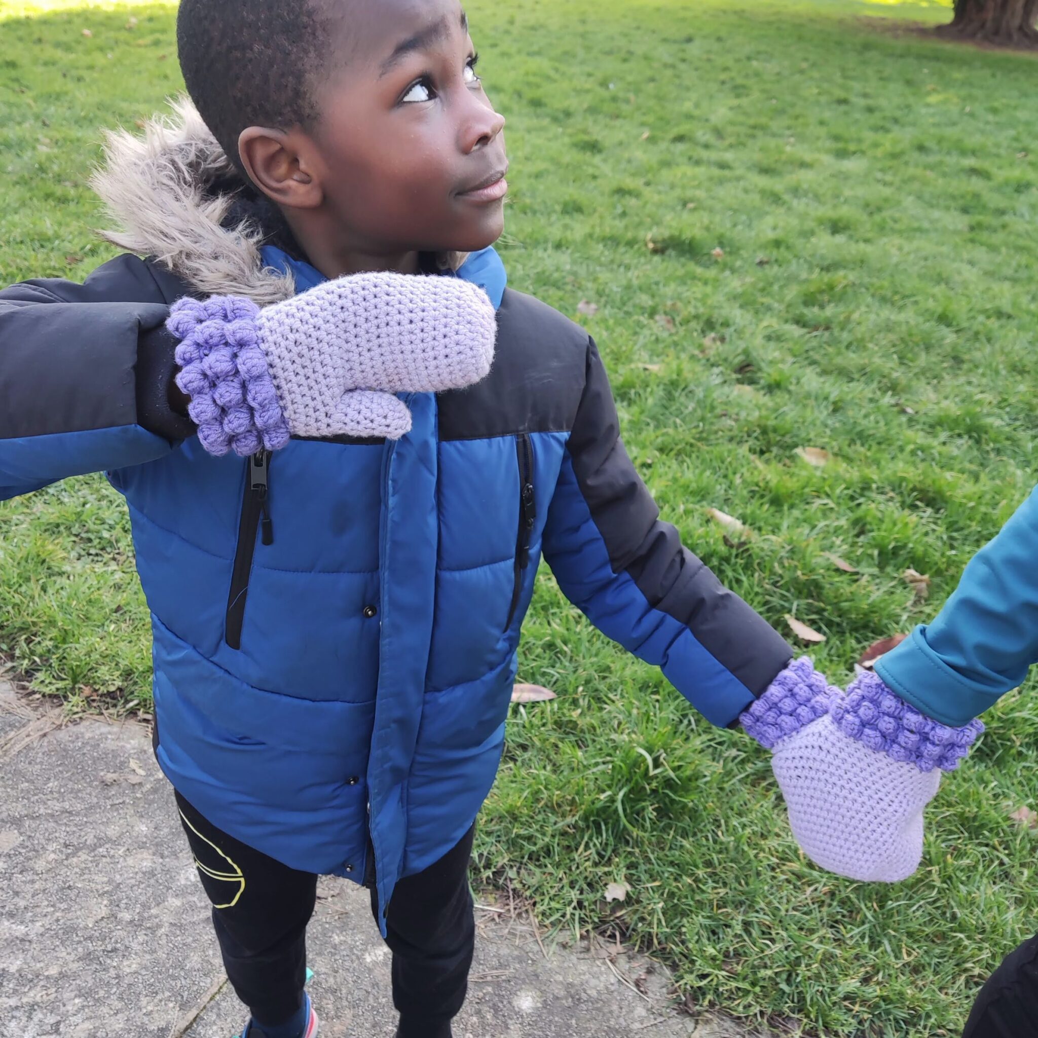 Holding hands crochet mittens free pattern Fosbas Designs