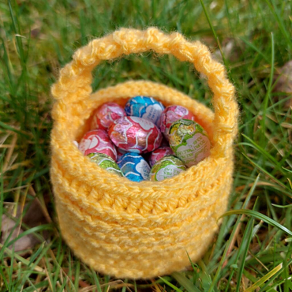 Mini Crochet Easter basket for mini Egg hunting - free pattern