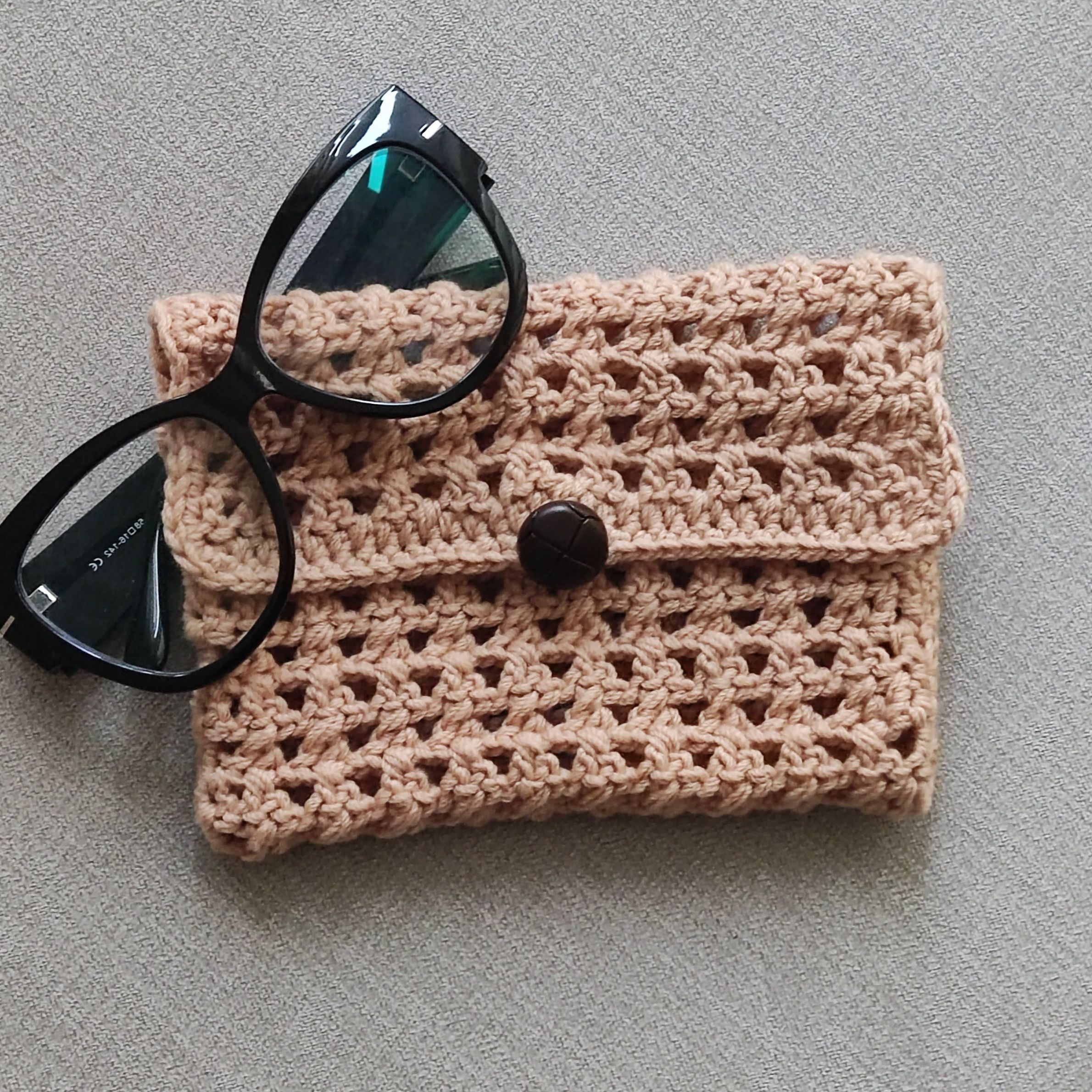 Crochet sunglasses holder free pattern