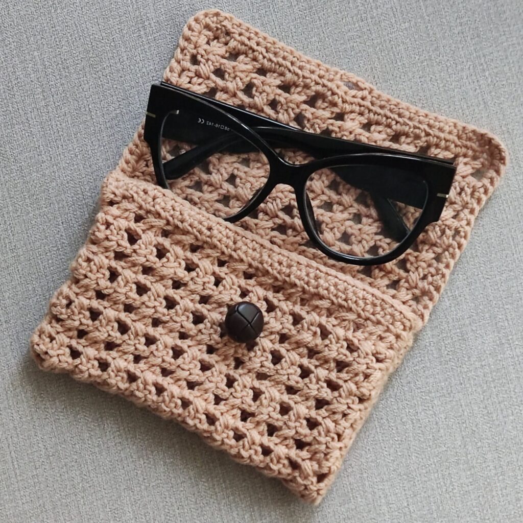 crochet eyeglasses holder free pattern you can make in minutes.