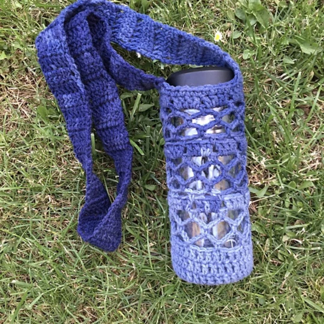 https://fosbasdesigns.com/wp-content/uploads/2023/06/Crochet-water-bottle-holder-Free-Pattern-1.jpg
