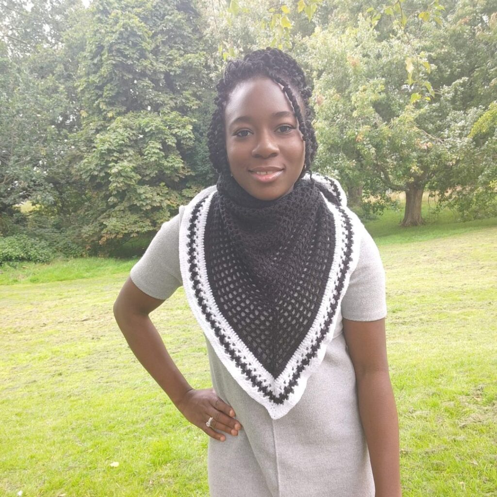 Easy crochet triangular shawl pattern