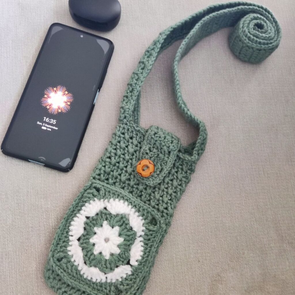 Crochet Crossbody Bag Pattern: DIY Mini Purse & Mobile Phone Case –  CrochetClubStore