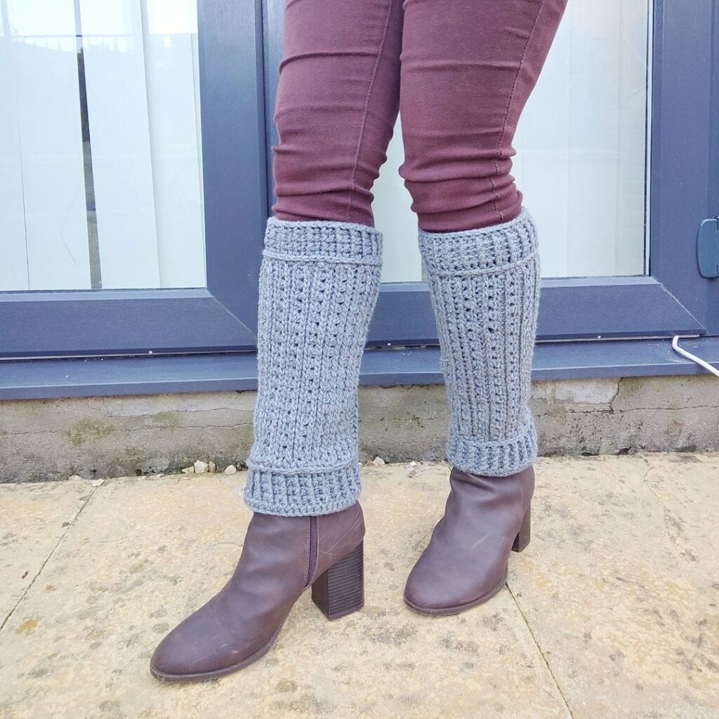 Easy crochet leg warmer in multiple sizes - free crochet pattern