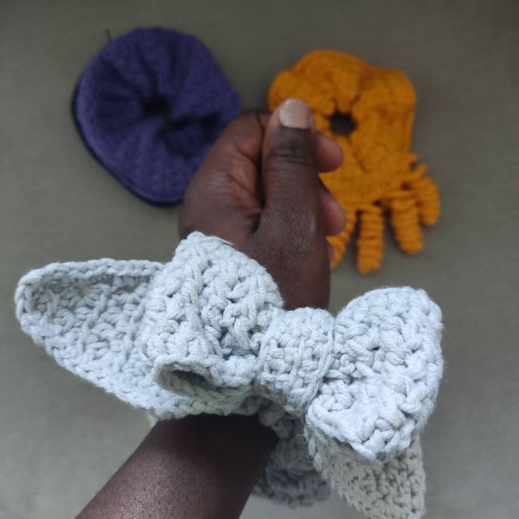 Easy crochet Scrunchie Free Pattern - A perfect one skein project for the new year 