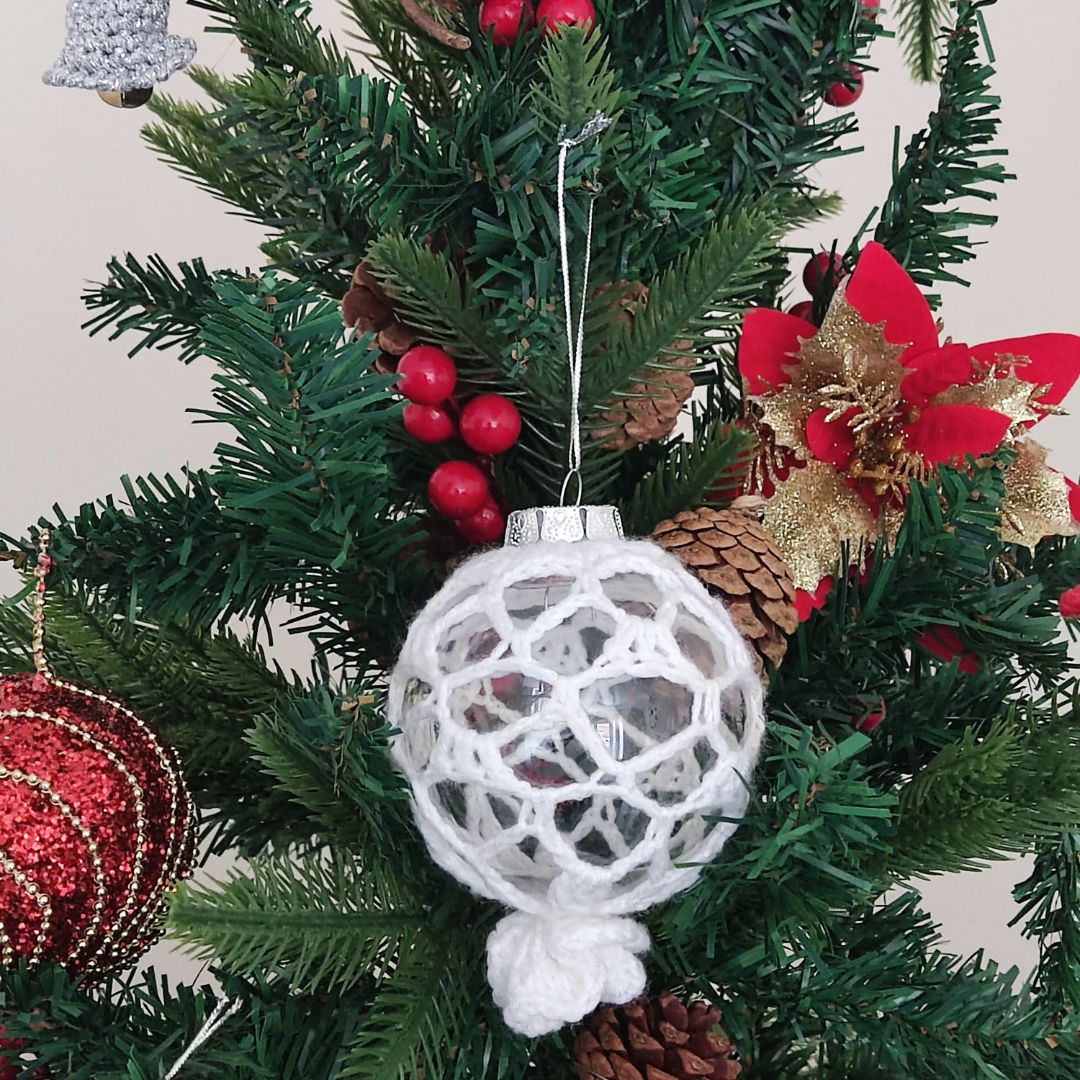 Simple Lacy crochet Christmas baubles free pattern