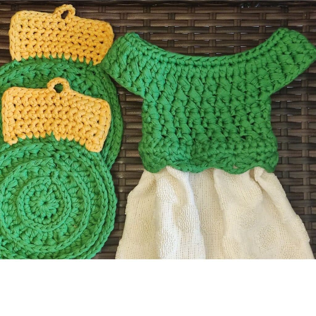 Easy crochet towel topper on cloth