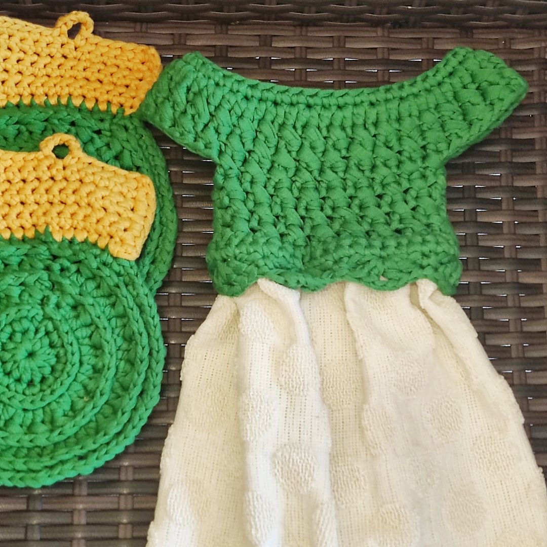 Easy crochet towel topper on cloth