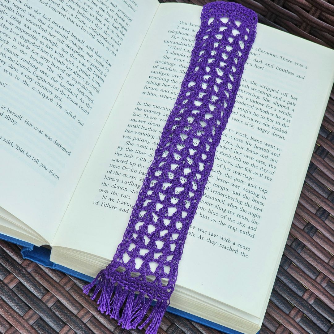 Try this super quick and fun beginner crochet bookmark pattern, a functional and perfect gift for any booklover