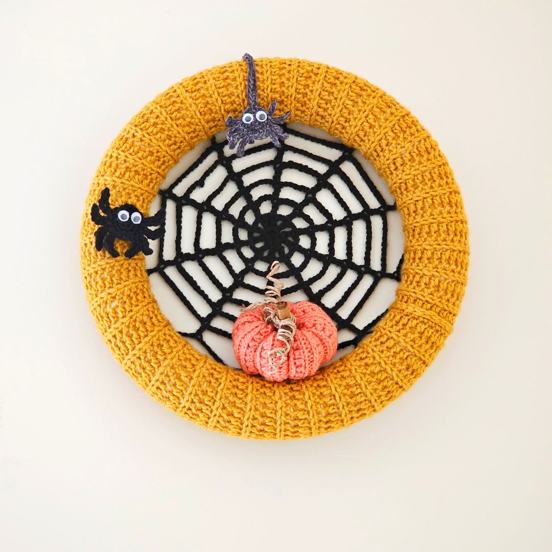 Make a spooky Crochet Halloween Wreath Free Pattern with added appliques like spider web lace, spiders and pumpkins. Halloween crochet projects | Halloween Fall crochet project Ideas.